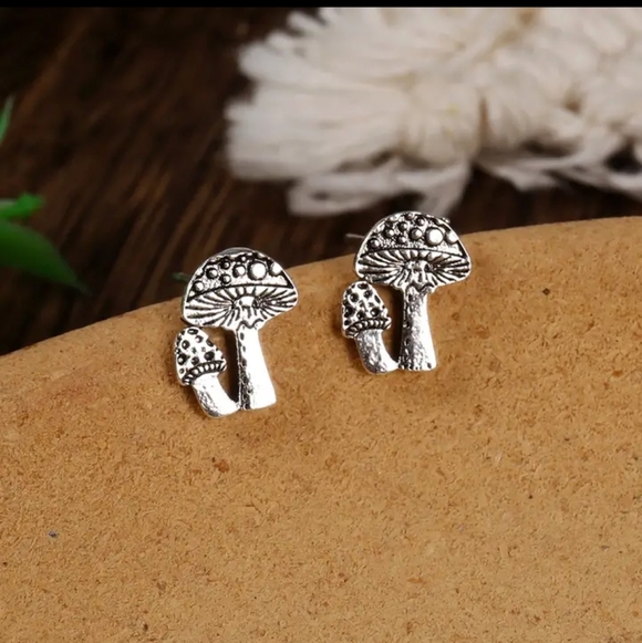 SILVER Mushroom stud earrings minimalist jewelry - Picture 4 of 5